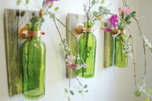 1. Fixez des bouteilles de verre, idéalement vertes, sur de petites planches de bois. 